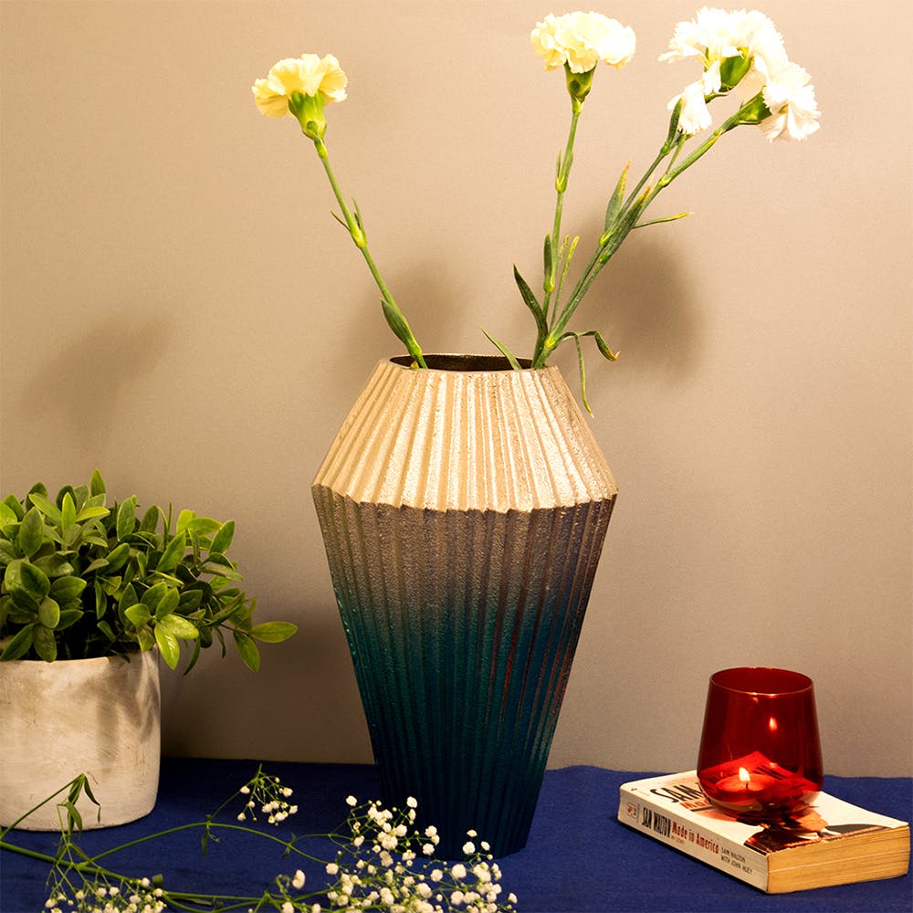 Vase,Flowerpot,Flower,Plant,Artifact,Houseplant,Artificial flower,Cut flowers,Ikebana,Urn