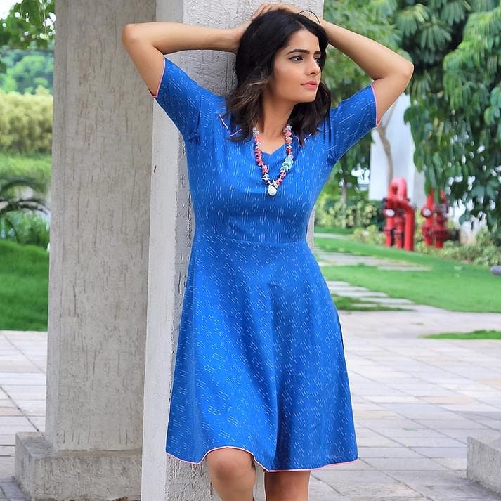 Clothing,Blue,Dress,Cobalt blue,Electric blue,Day dress,Denim,Neck,Photo shoot,Fashion model