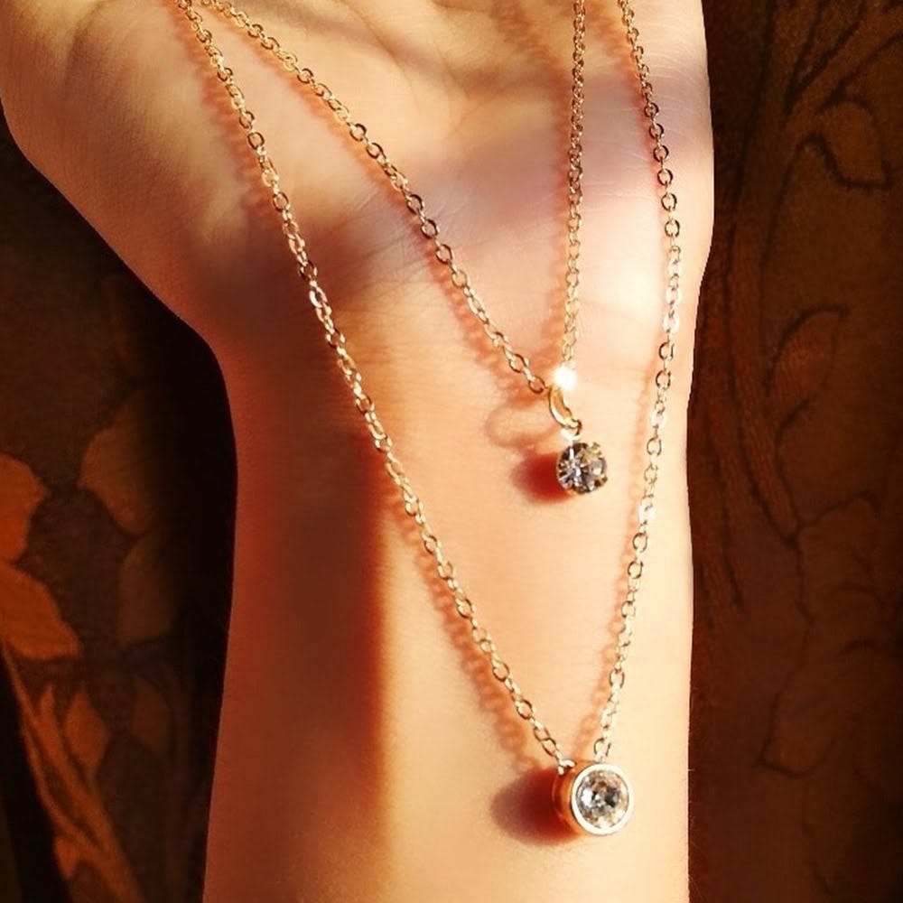 Body jewelry,Necklace,Jewellery,Fashion accessory,Neck,Pendant,Locket,Chain,Pearl,Metal