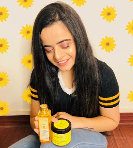 Yellow,Hairstyle,Long hair,Smile,Citrus,Drink