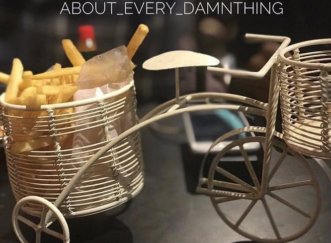 Wicker,Basket,Iron,Bicycle basket,Bicycle accessory,Vehicle,Metal,Picnic basket,Fried food,French fries