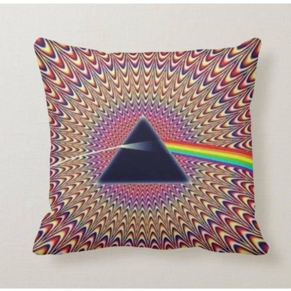 Throw pillow,Pillow,Cushion,Triangle,Furniture,Textile,Pattern,Linens,Rectangle,Home accessories