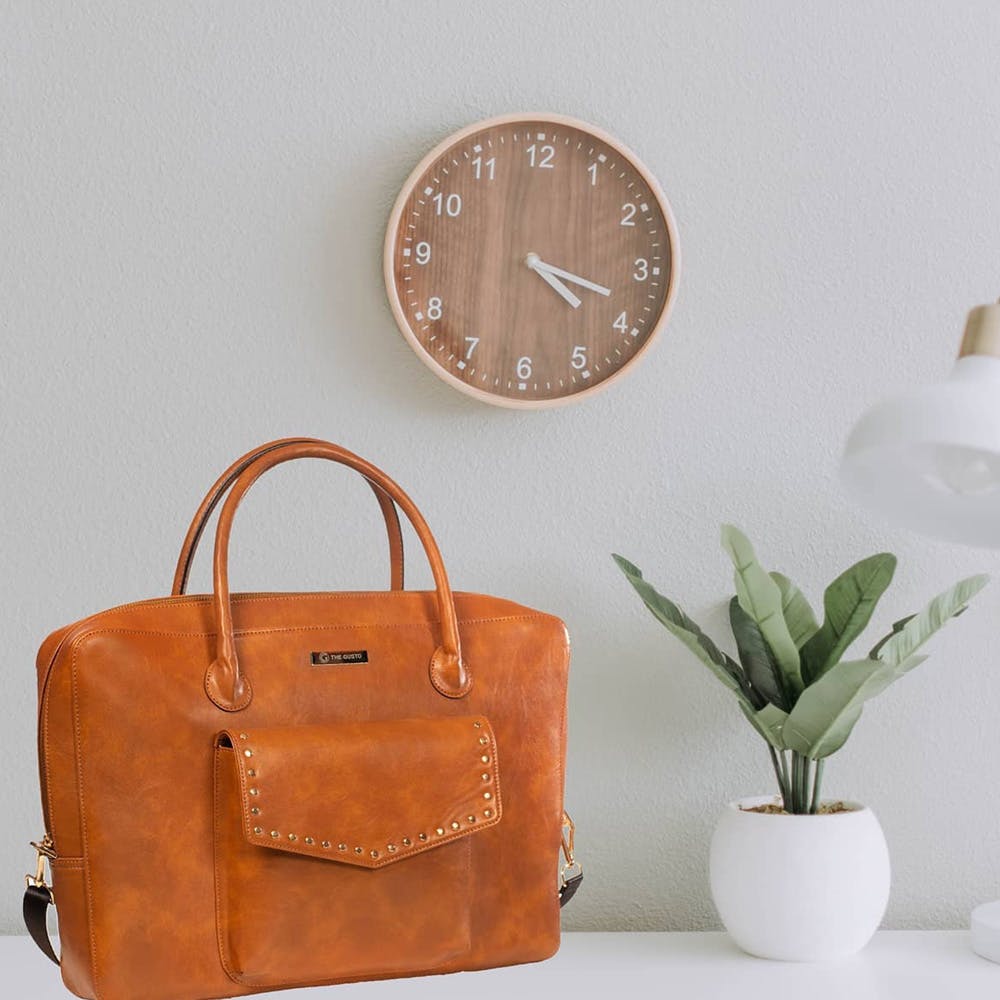 Bag,Handbag,Tan,Leather,Brown,Fashion accessory,Beige,Still life,Material property,Luggage and bags