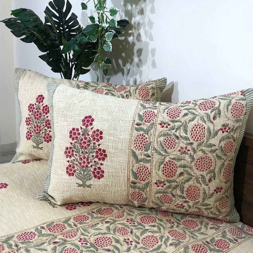 Cushion,Throw pillow,Pillow,Furniture,Home accessories,Textile,Couch,Leaf,Linens,Bedding