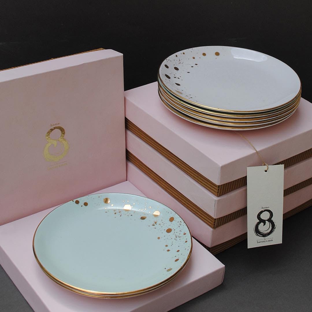 Dishware,Porcelain,Plate,Tableware,Serveware,Ceramic,Soap dish,Circle,Platter,Box