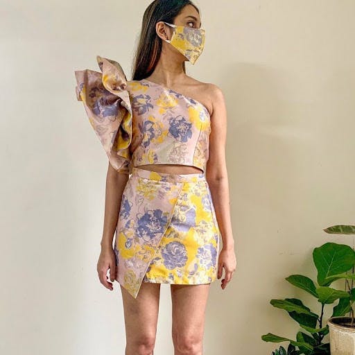 Clothing,Dress,Fashion model,Shoulder,Day dress,Yellow,Cocktail dress,Neck,Waist,Joint