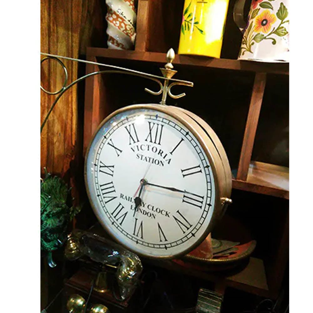 Watch,Analog watch,Pocket watch,Clock,Fashion accessory,Material property,Wall clock,Quartz clock,Metal,Antique