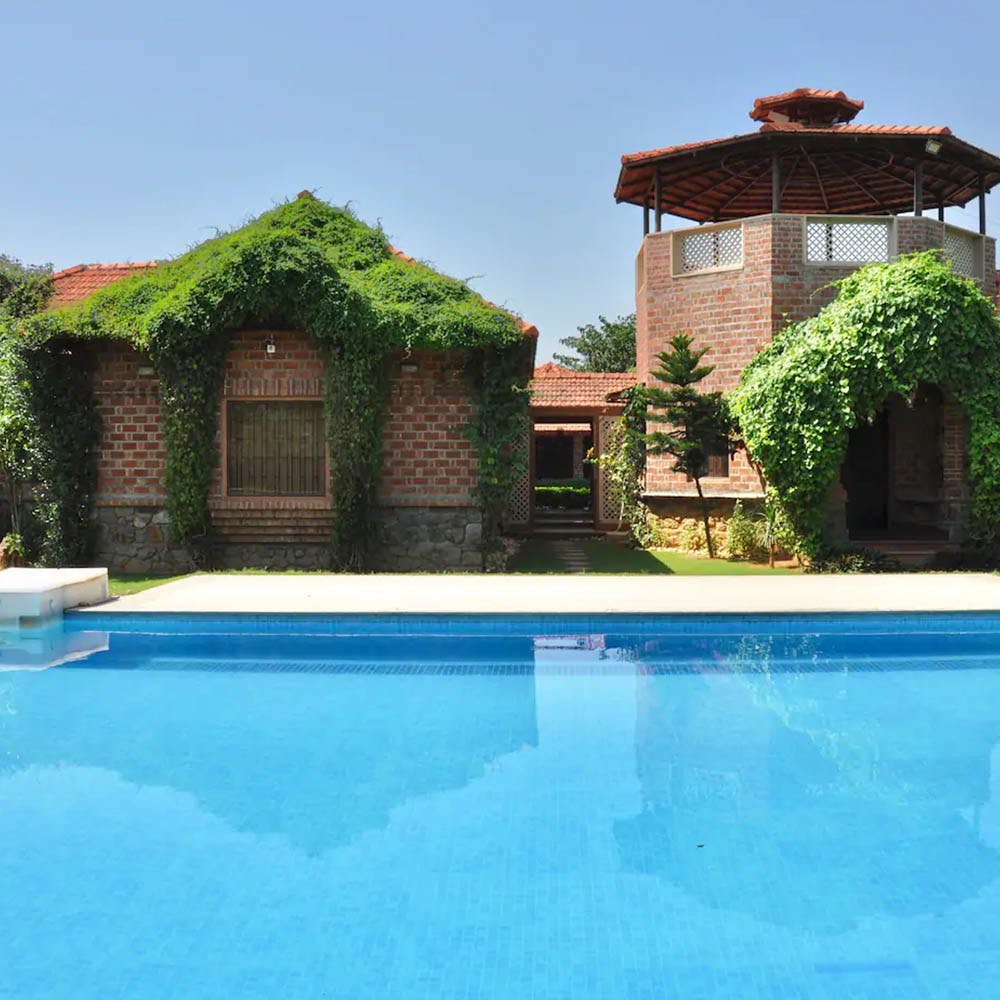 Swimming pool,Property,House,Building,Home,Real estate,Water,Leisure,Estate,Villa