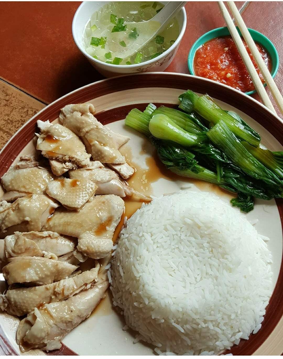 Dish,Food,Cuisine,Ingredient,Steamed rice,Produce,Hainanese chicken rice,Comfort food,White rice,Lunch