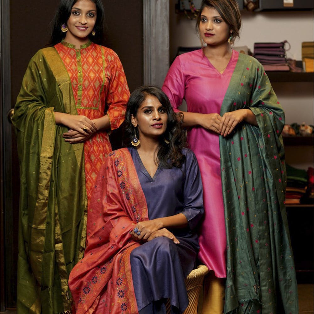 Sari,Clothing,Formal wear,Textile,Silk,Fashion design,Magenta