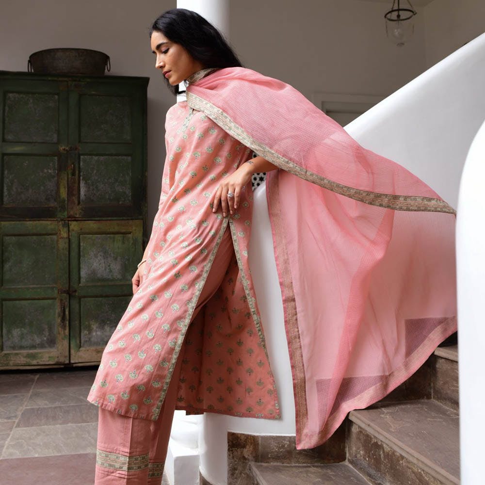 Pink,Clothing,Peach,Formal wear,Outerwear,Magenta,Textile,Silk,Sari,Beige