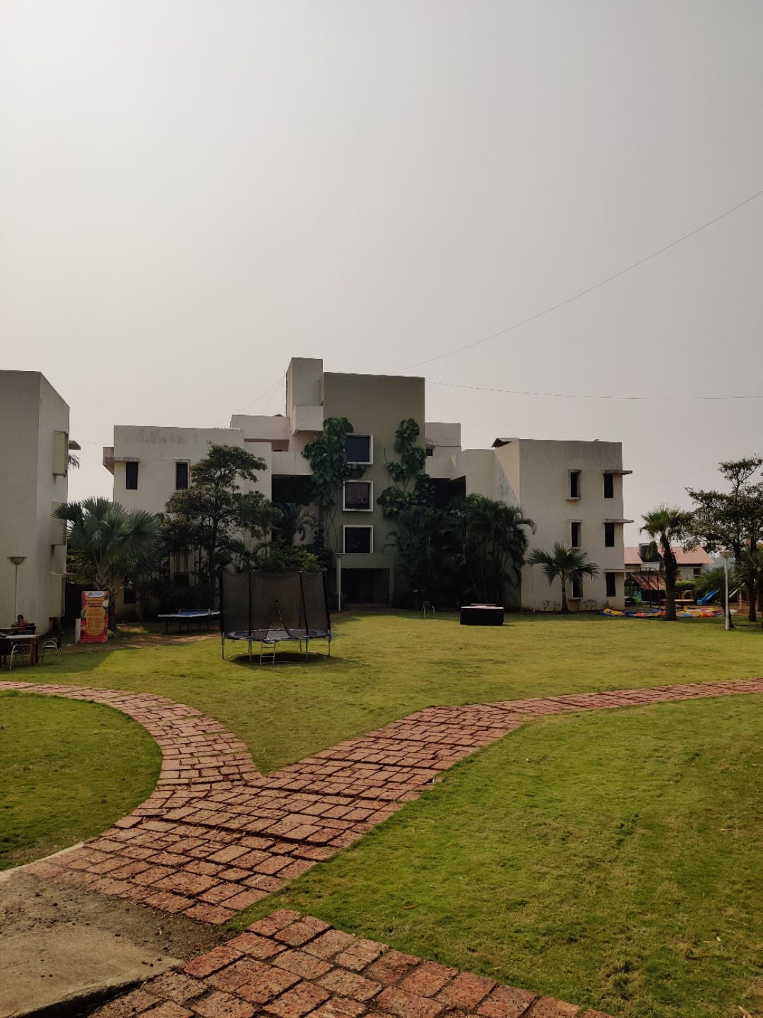 Residential area,Architecture,Property,Grass,Building,House,Home,Neighbourhood,Tree,Urban area