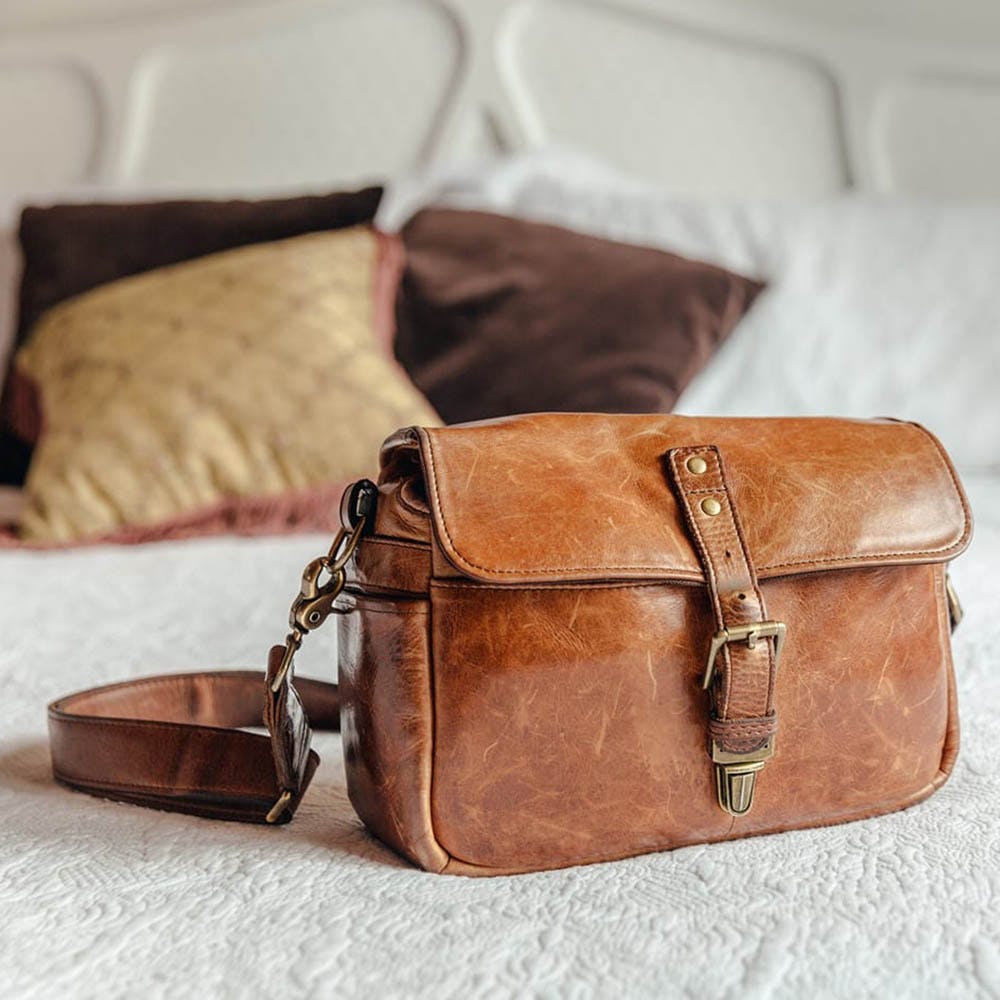 Bag,Leather,Handbag,Brown,Messenger bag,Fashion accessory,Tan,Satchel,Baggage,Material property