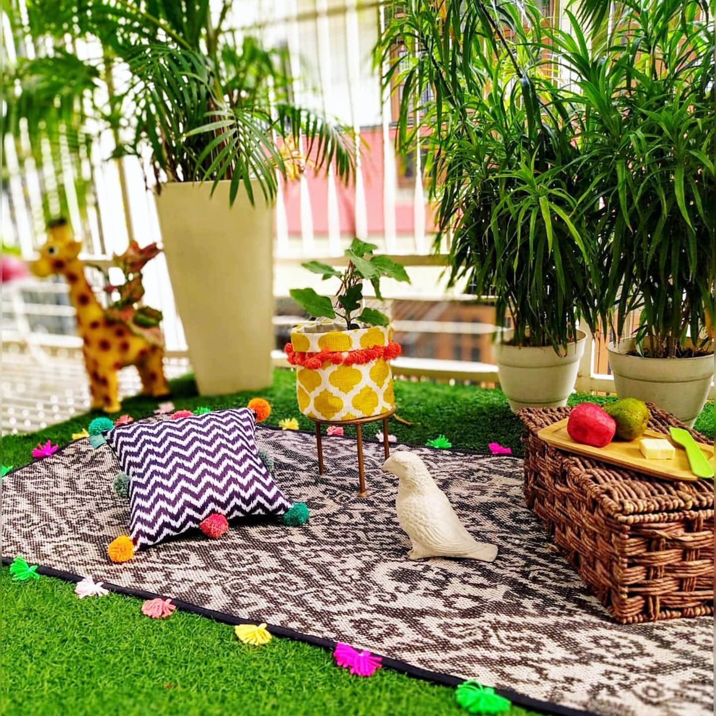 Grass,Backyard,Garden,Table,Grass family,Tree,Yard,Spring,Plant,Textile