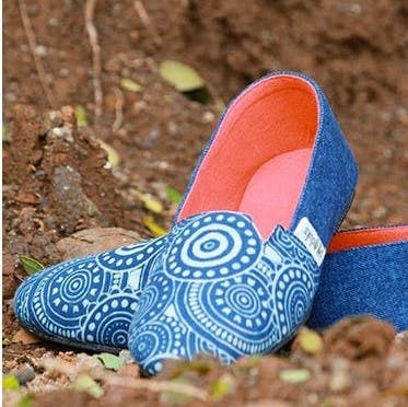 Footwear,Shoe,Turquoise,Slipper,Electric blue,Espadrille,Plimsoll shoe,Pattern