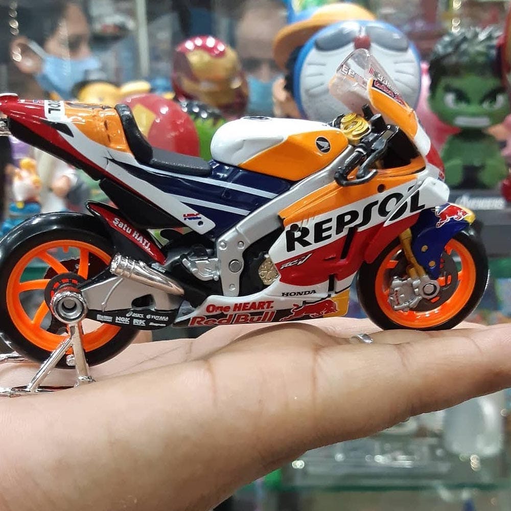 Motorcycle,Vehicle,Scale model,Toy,Toy vehicle,Car,Auto part,Action figure,Motorcycling,Automotive exterior