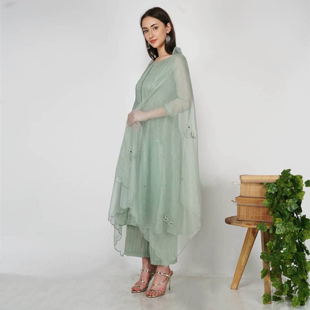 Clothing,Green,Dress,Formal wear,Fashion,Shoulder,Outerwear,Fashion design,Robe,Fashion model