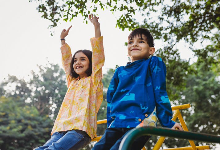 People in nature,People,Facial expression,Fun,Yellow,Smile,Happy,Child,Public space,Tree