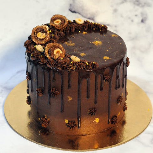 Cake,Chocolate cake,Ganache,Food,German chocolate cake,Dessert,Cake decorating,Chocolate,Baked goods,Icing