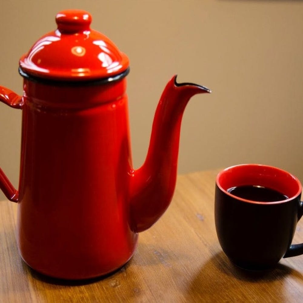 Teapot,Lid,Kettle,Red,Tableware,Vacuum flask,Ceramic,Small appliance,Still life photography,Cup