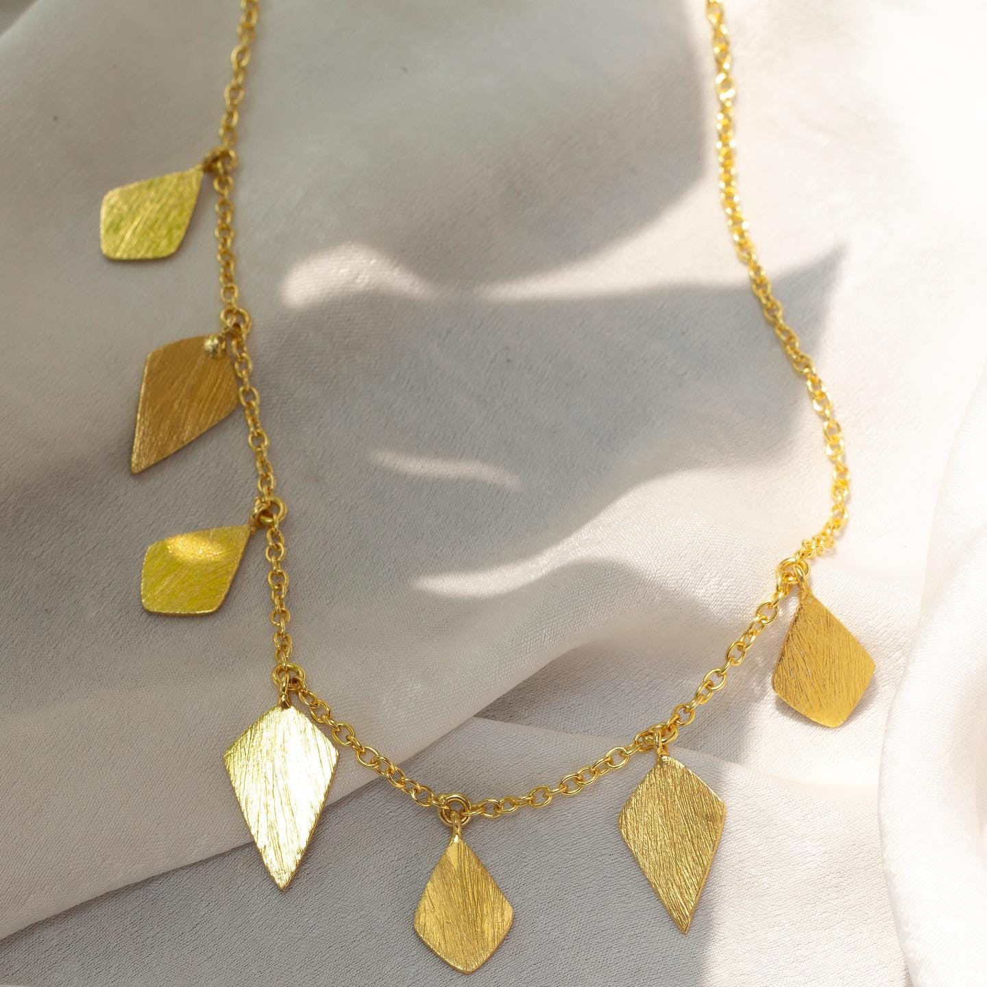 Necklace,Body jewelry,Jewellery,Fashion accessory,Chain,Yellow,Leaf,Pendant,Metal,Locket