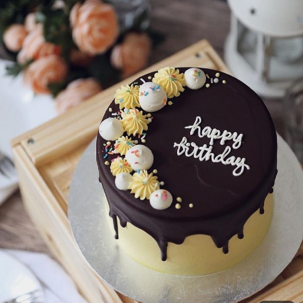 Cake,Chocolate cake,Torte,Cake decorating,Sugar paste,Food,Sachertorte,Dessert,Sweetness,Buttercream