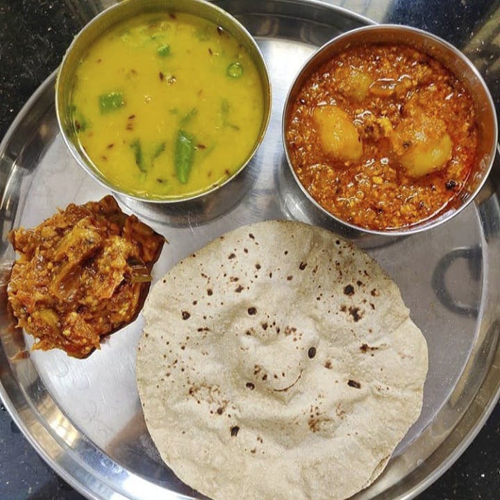 Dish,Food,Cuisine,Ingredient,Naan,Roti,Chapati,Punjabi cuisine,Bhakri,Paratha
