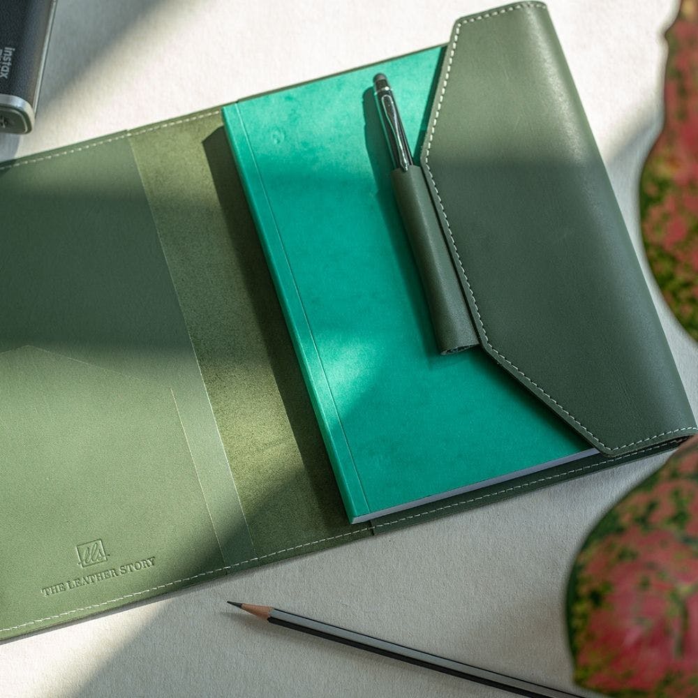 Green,Leather,Wallet,Material property,Fashion accessory,Paper