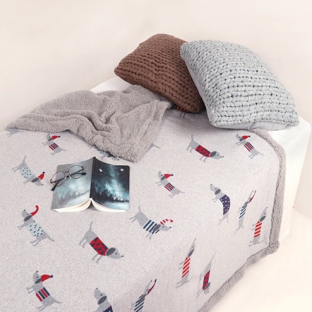 Bed sheet,Textile,Linens,Duvet,Outerwear,Furniture,Bedding