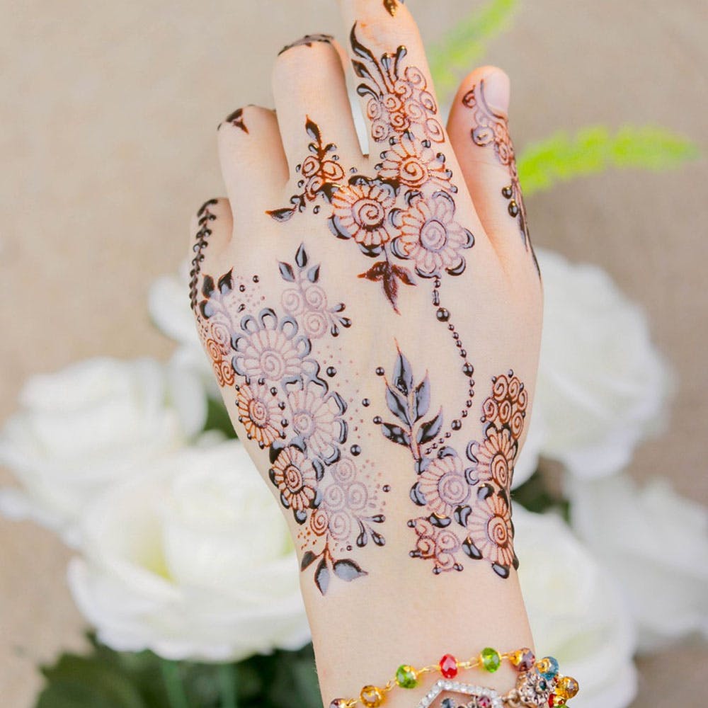 Close Shot Indian Bride Back Hand Mehndi Henna Tattoo Beautiful Stock Photo  by ©mrseksan 216497024