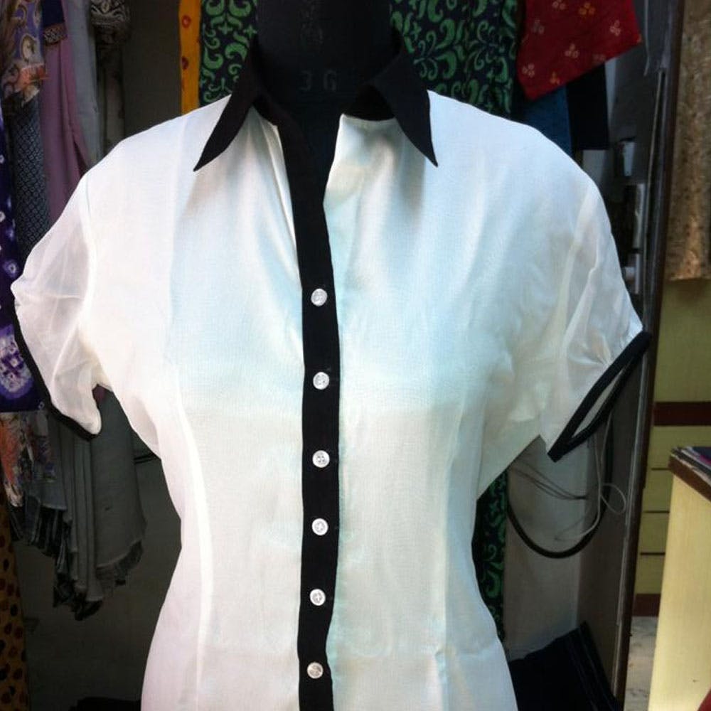 Dress shirt,Collar,Sleeve,Costume accessory,Costume,Button,Cuff,Mannequin