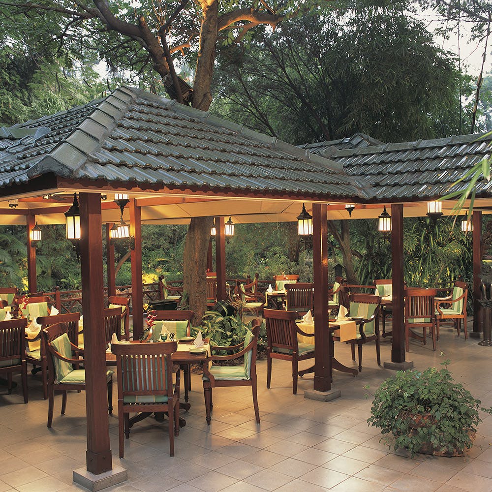 Share more than 145 outdoor restaurant decoration super hot seven.edu.vn