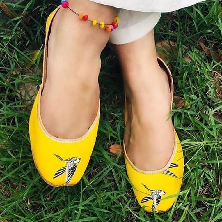 Grass,Green,Yellow,People in nature,Fashion,Orange,Tan,Close-up,Foot,Design