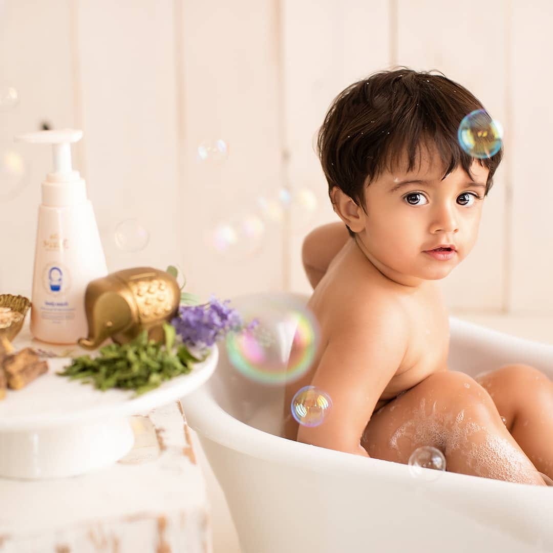 Cheek,Baby bathing,Child,Bathing,Dishware,Barechested,Serveware,Chest,Bathtub,Porcelain