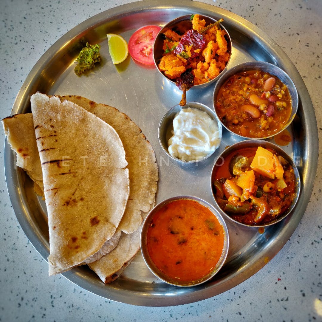Dish,Food,Cuisine,Ingredient,Naan,Punjabi cuisine,Chapati,Produce,Indian cuisine,Staple food