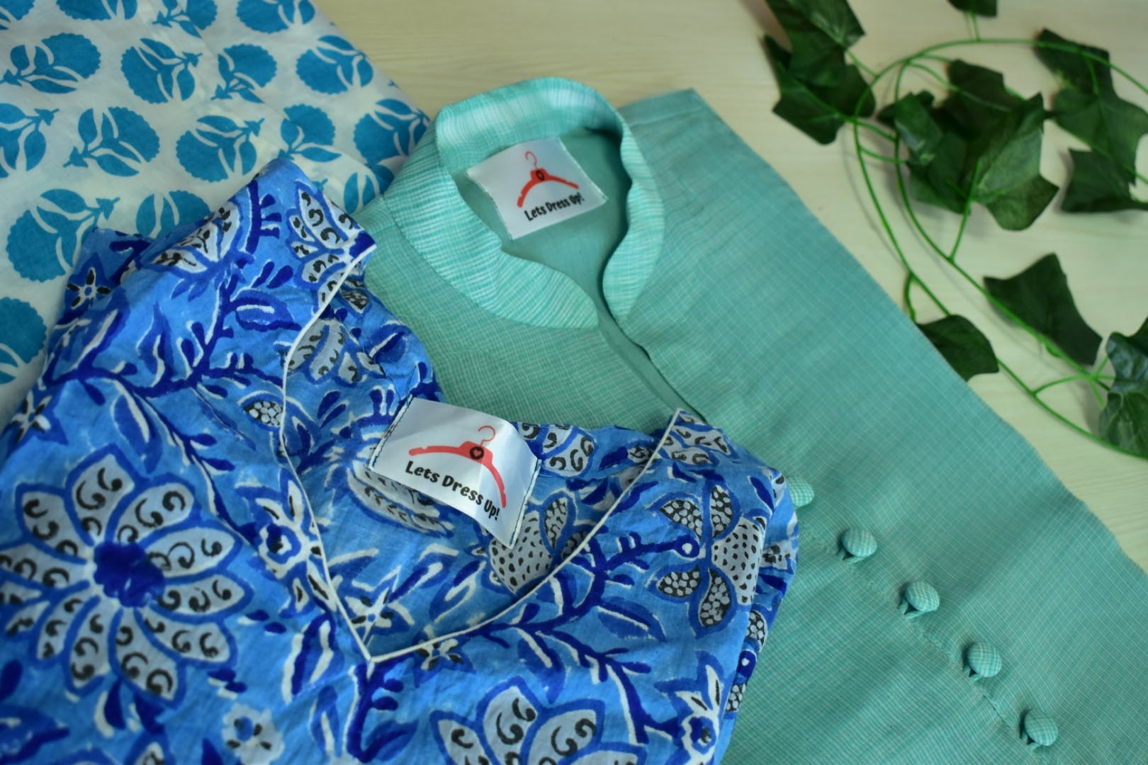 Blue,Turquoise,Aqua,Textile,Outerwear,Pattern,Sleeve,T-shirt