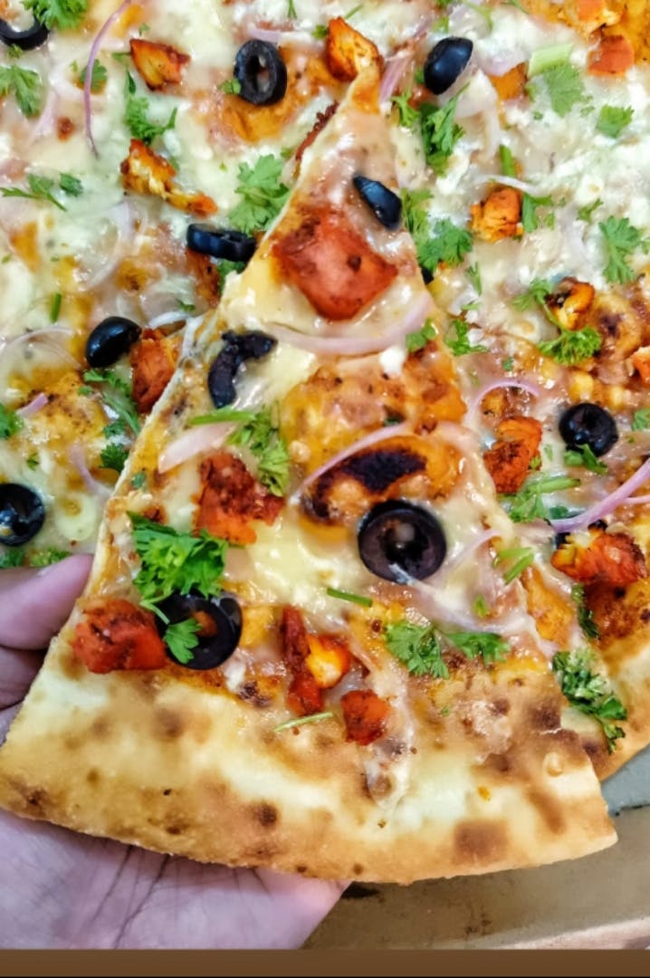Dish,Food,Pizza,Cuisine,Pizza cheese,California-style pizza,Flatbread,Ingredient,Sicilian pizza,Tarte flambée