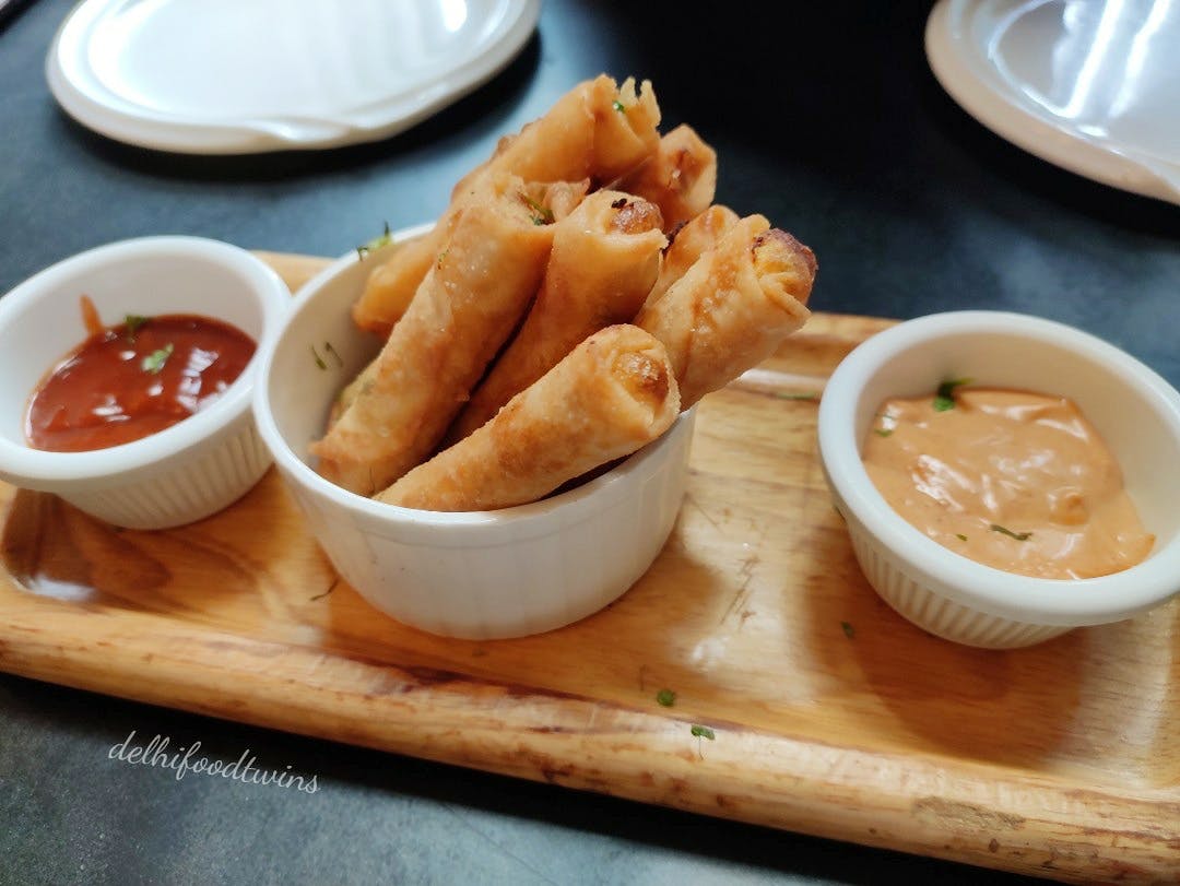 Dish,Food,Cuisine,Ingredient,Fried food,Produce,Youtiao,appetizer,Sweet chilli sauce,Lumpia