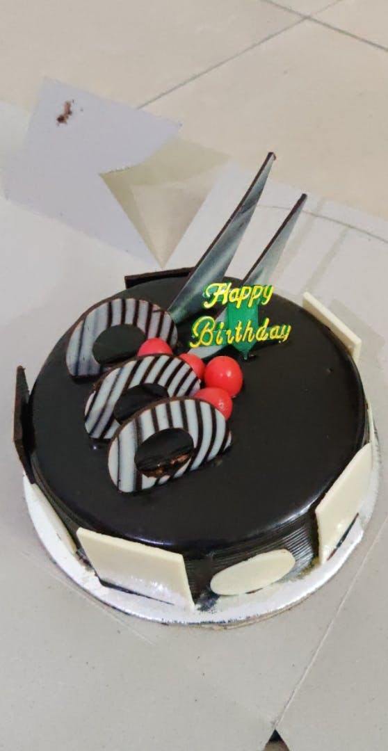 Cake,Chocolate cake,Dessert,Food,Torte,Birthday cake,Baked goods,Sweetness,Cake decorating,Sachertorte