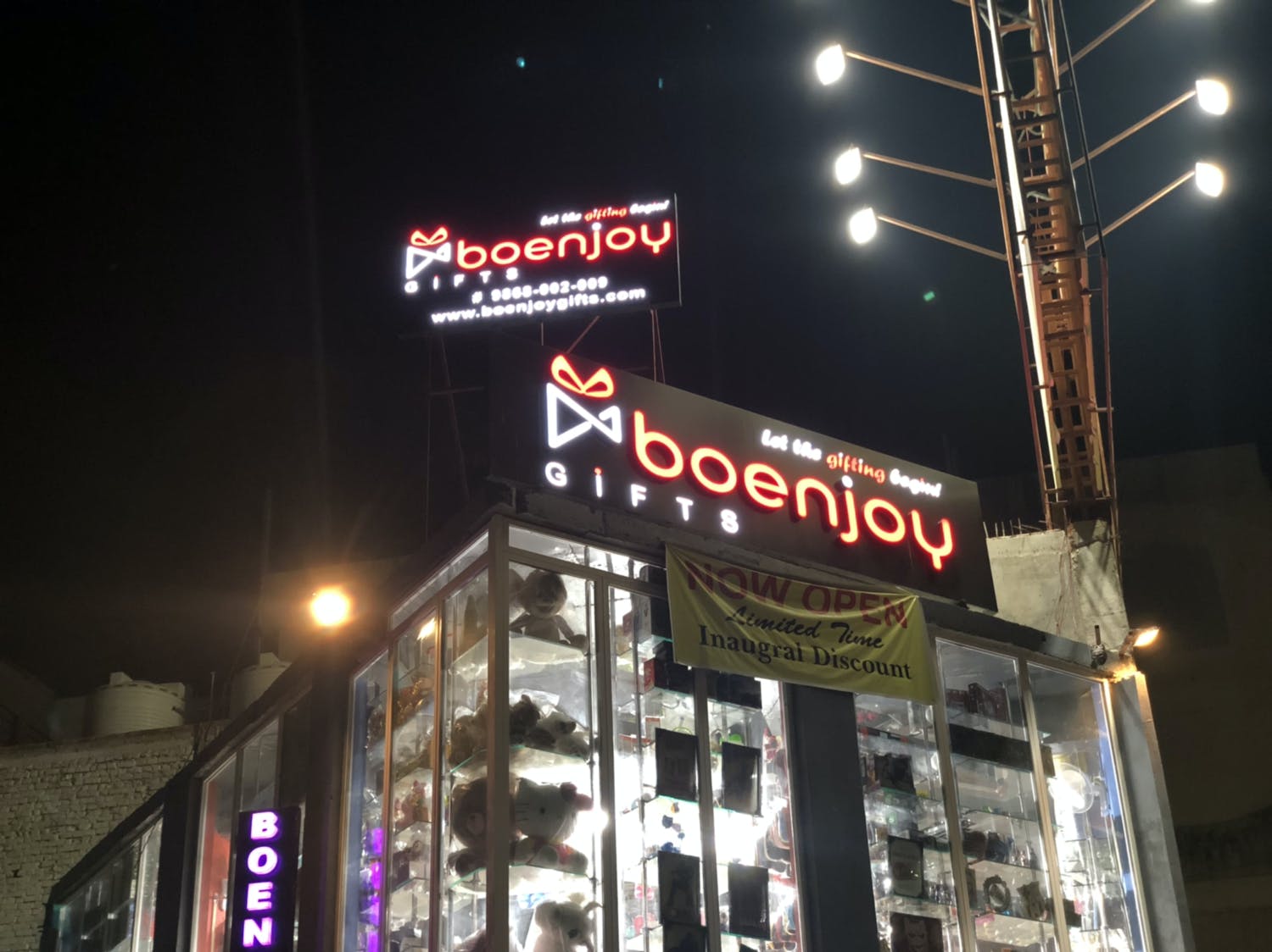 Lighting,Night,Electricity,Electronic signage,Signage,Neon sign,Midnight,Neon,Advertising,Commercial building