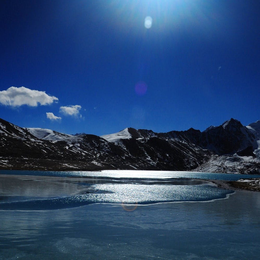 Water,Sky,Mountain,Nature,Cloud,Snow,Natural landscape,Highland,Lake,Sunlight