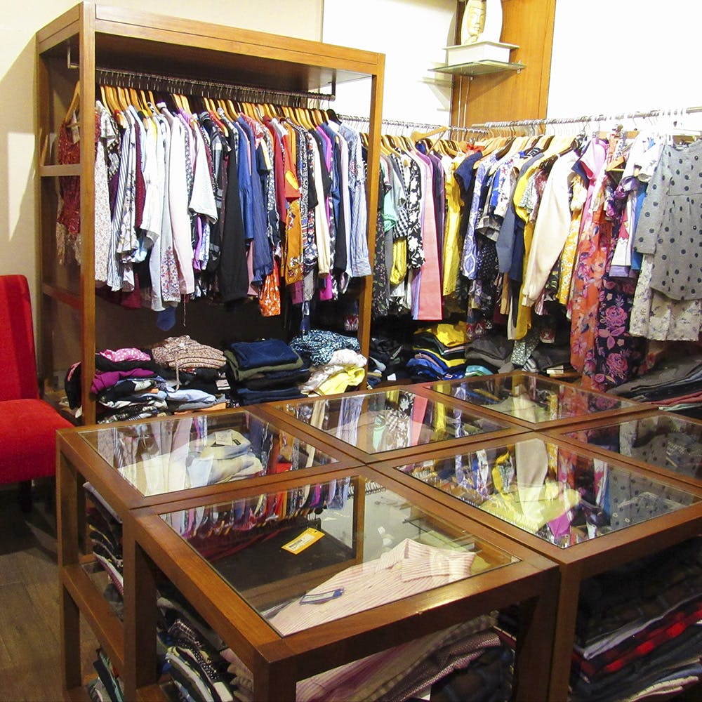 Furniture,Textile,Clothes hanger,Retail,Shelf,Shelving,Wood,Fashion design,T-shirt,Chair