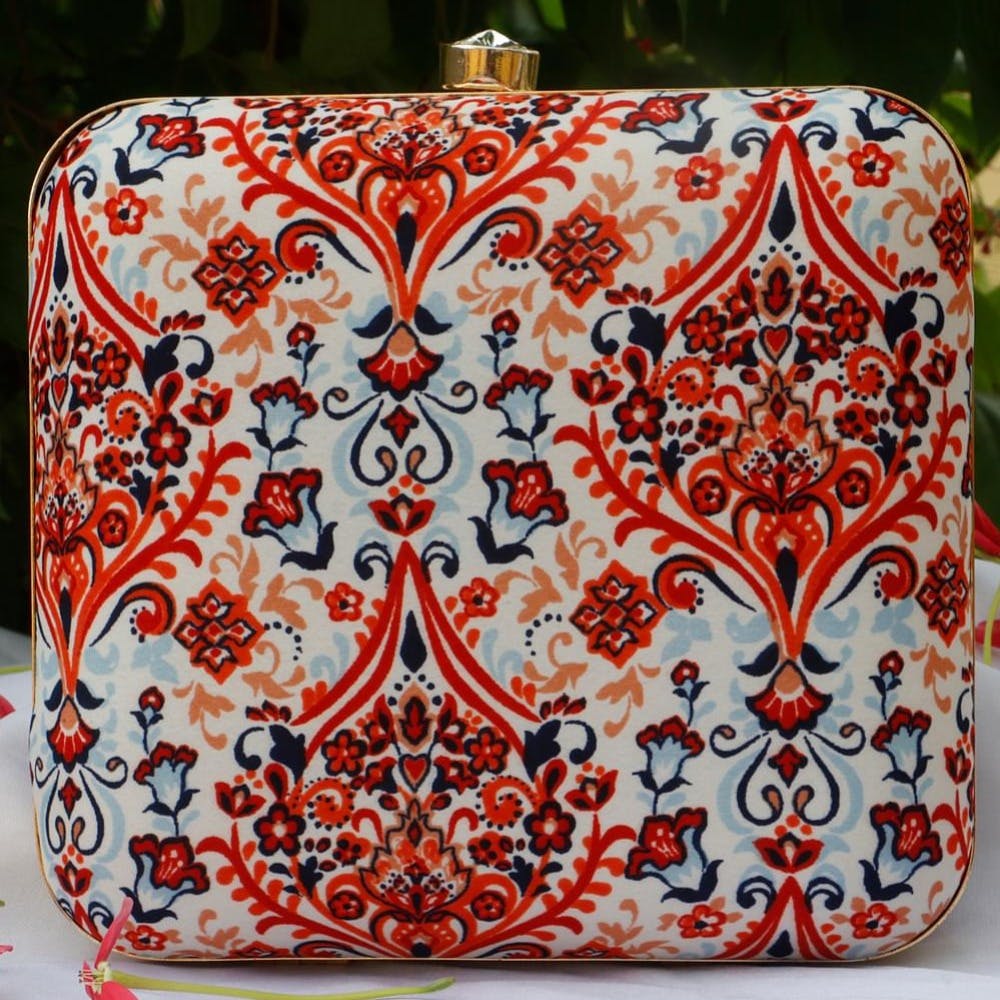 Dishware,Bag,Orange,Rectangle,Textile,Sleeve,Luggage and bags,Serveware,Collar,Motif