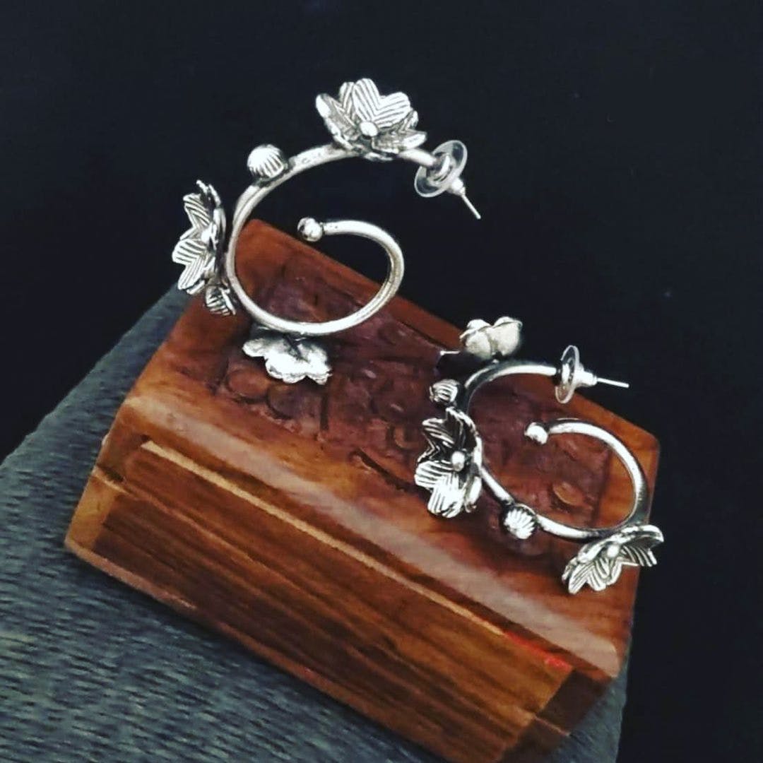 Flower,Plant,Rectangle,Wood,Serveware,Body jewelry,Jewellery,Table,Cake,Font