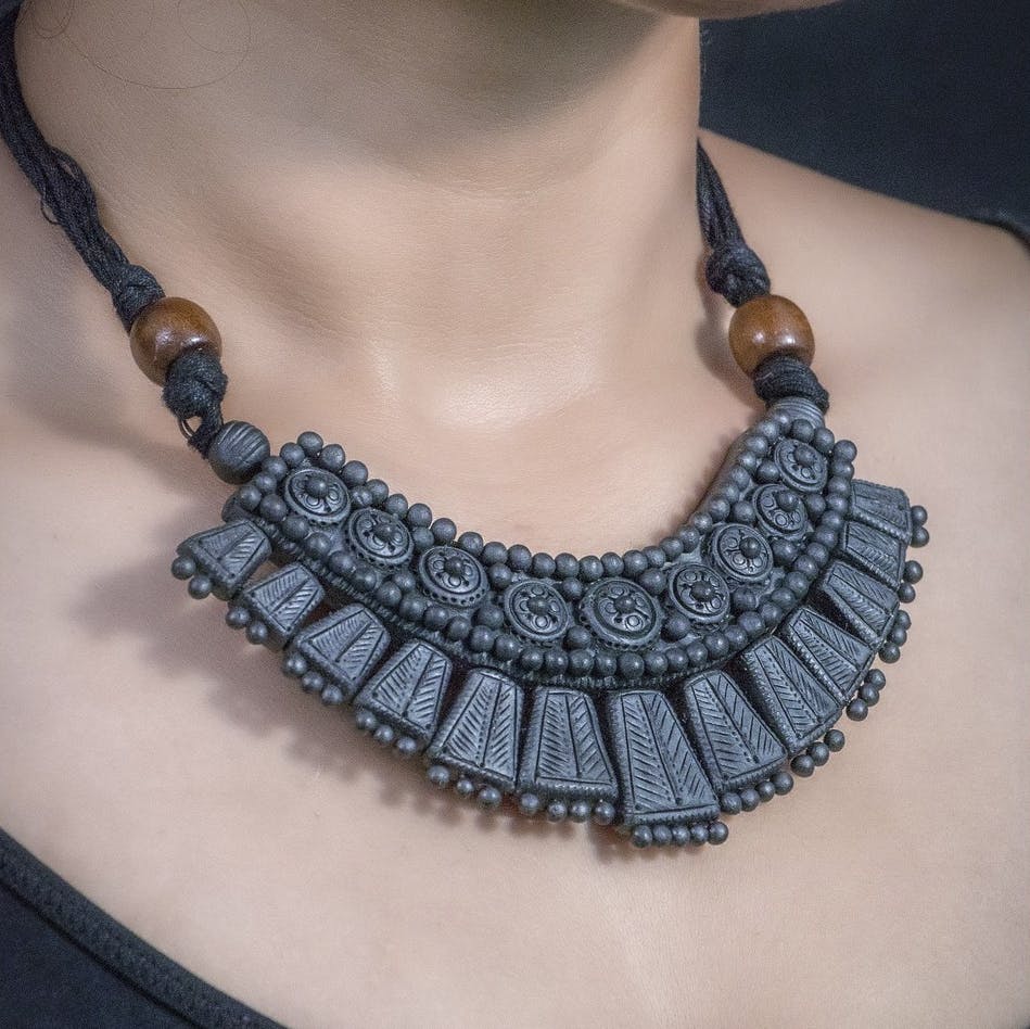 Black,Body jewelry,Neck,Natural material,Necklace,Fashion design,Material property,Jewellery,Creative arts,Metal
