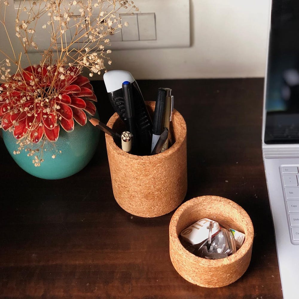 Table,Picture frame,Textile,Wood,Twig,Shelving,Rectangle,Ornament,Cup,Living room