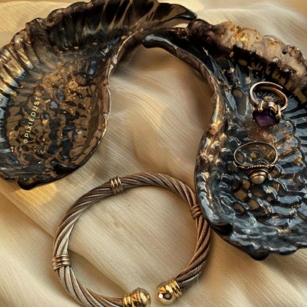 Body jewelry,Natural material,Bracelet,Feather,Jewellery,Wood,Metal,Basket,Pattern,Bangle