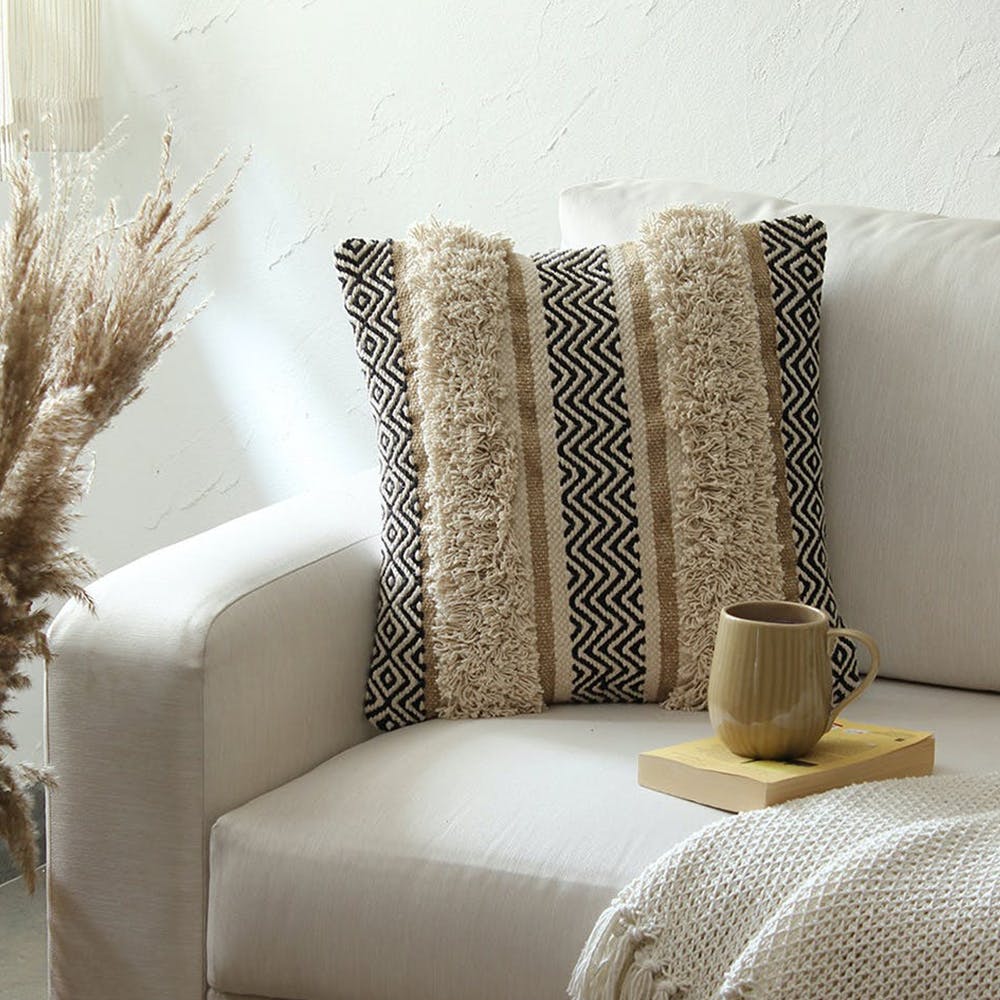 Furniture,Comfort,Pillow,Wood,Decoration,Textile,Rectangle,Living room,Beige,Interior design