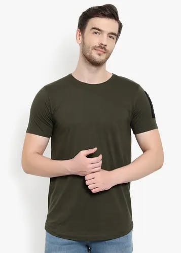 Men One Side Sleeve Zip Patch Detail Solid T-Shirt