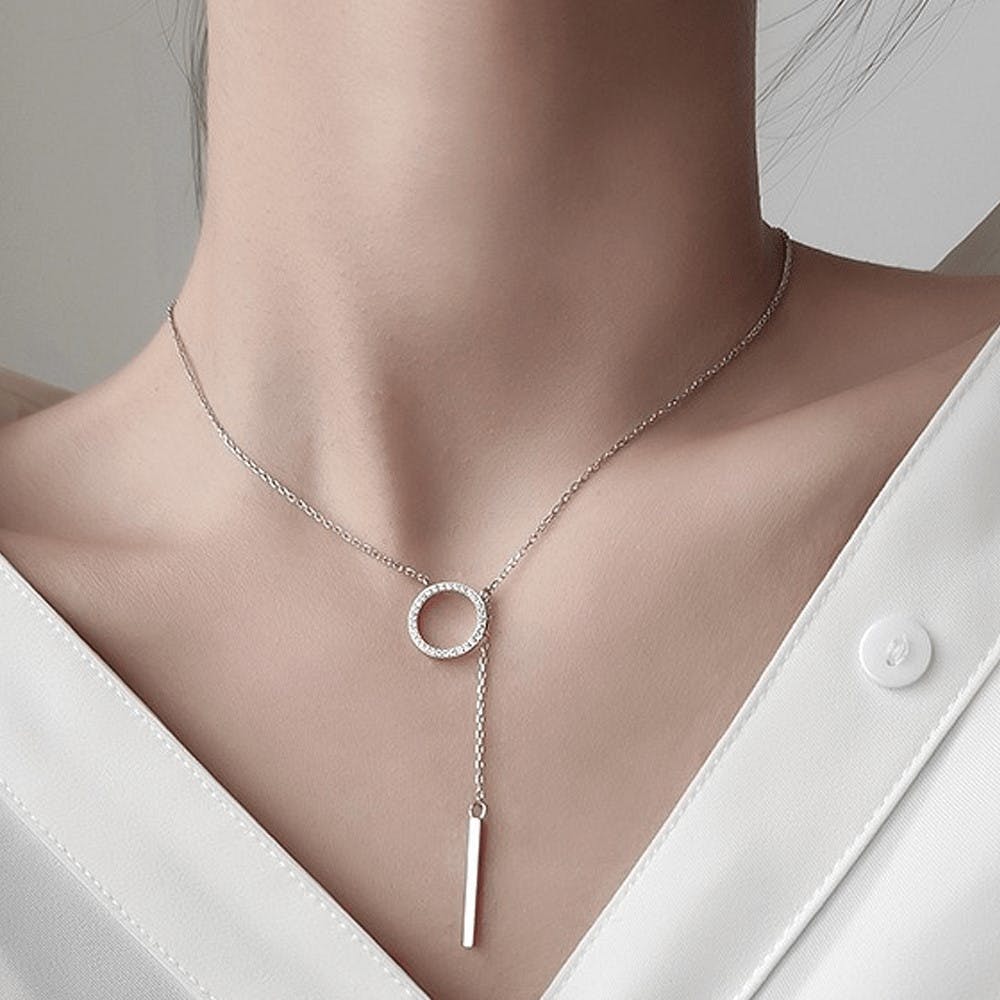Shoulder,Body jewelry,Human body,Neck,Necklace,Chest,Material property,Jewellery,Jewelry making,Human leg